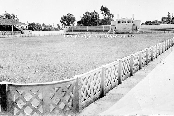 Nosso leitor e amigo Toninho, que integra a equipe de secretariado da A. A. Francana, mandou-nos esta foto, feita pelo fotógrafo Galo, no ano de 1948, no interior do Estádio Coronel Nhô Chico. À esquerda, a pequena arquibancada coberta. Ao fundo, as cabin